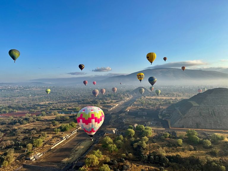 Plimbare cu balonul cu aer cald la piramidele din Teotihuacan