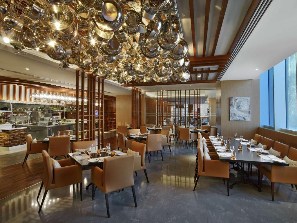 V Hotel Dubai, Curio Collection by Hilton 5* by Perfect Tour - 3 | YEO